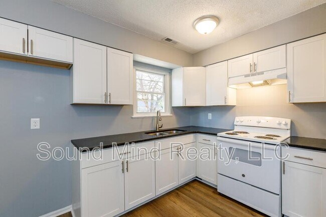 Building Photo - 2624 Sanderford Rd