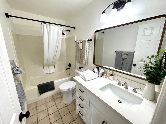 Building Photo - Luxurious Fully Furnished 3 Bedroom Home with Garage!