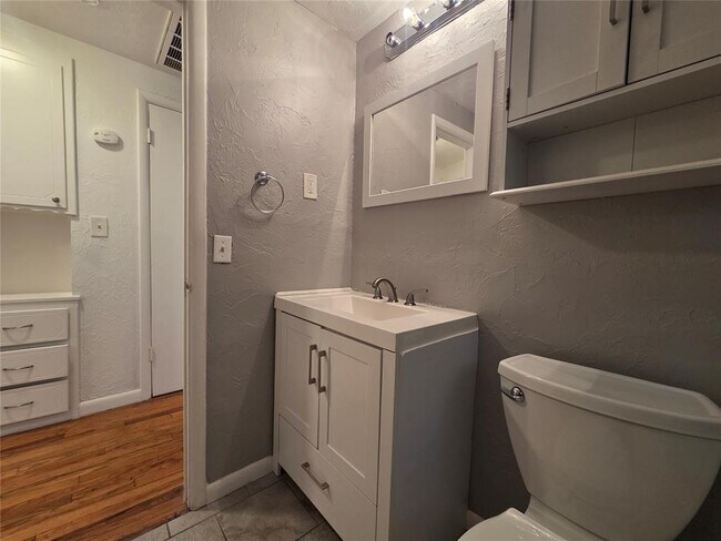 Building Photo - 1005 SW 53rd St