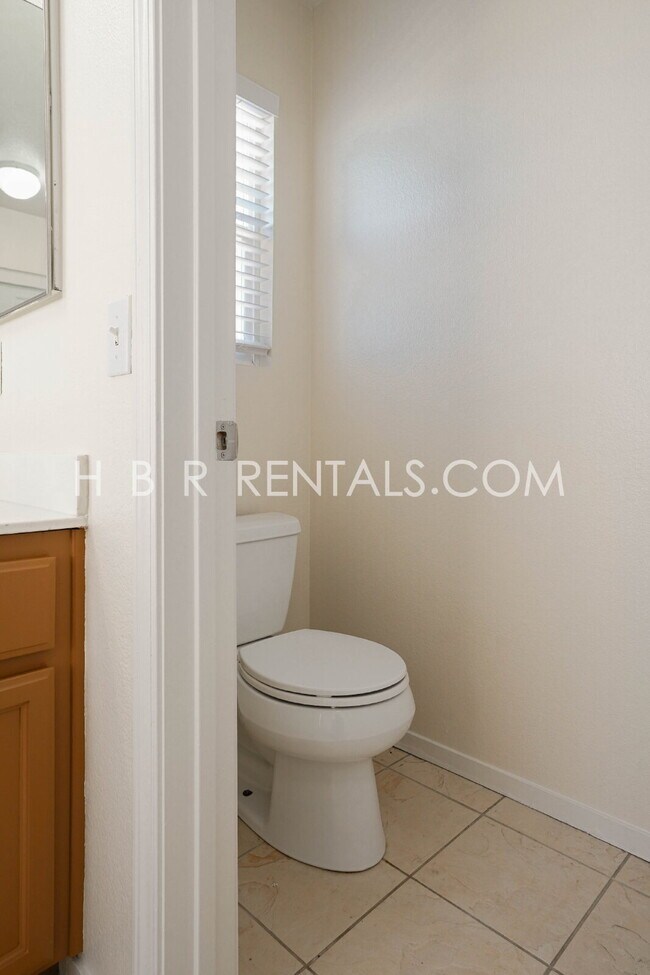 Building Photo - Charming 4-Bed, 2.5-Bath Home in Tracy’s E...