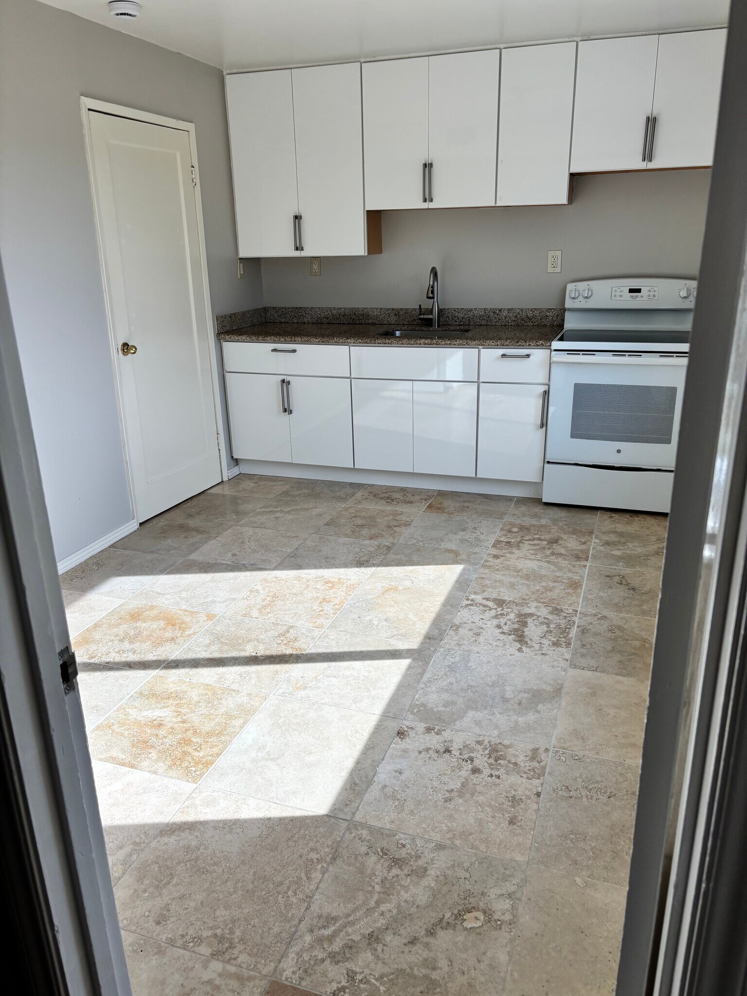 Kitchen - 6742 Snowdon Ave