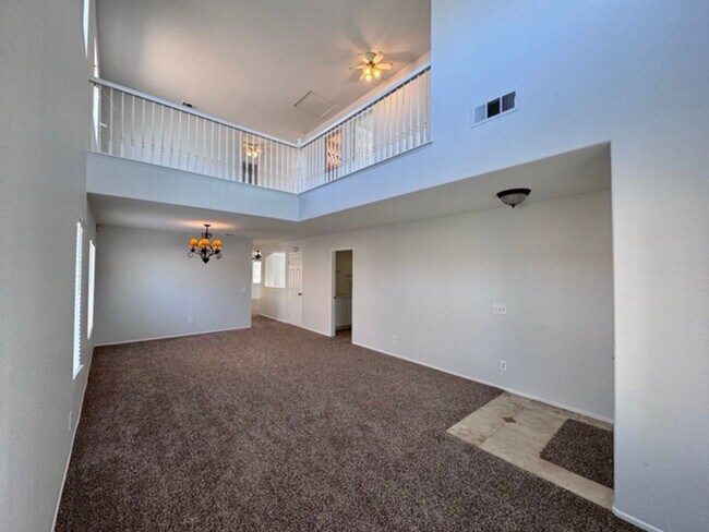 Building Photo - Spacious 4 Bedroom Home with a loft AND bo...