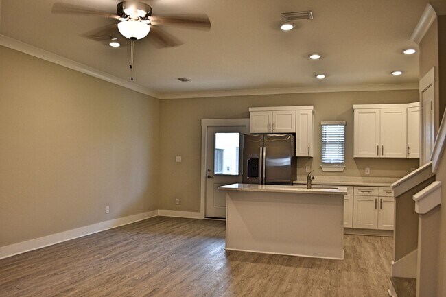 Building Photo - Brand New Garage Unit at the Verandas at Freeport