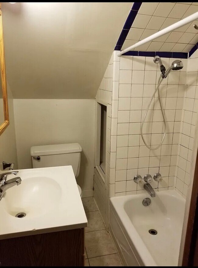 Building Photo - 4BR 2BA - Walk to campus!