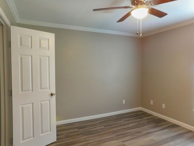 Building Photo - 107 Varsity Dr