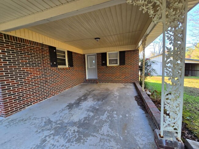 Building Photo - Nice Rancher in Arab Area