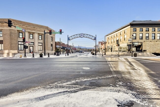 Building Photo - 42 N Park Ave