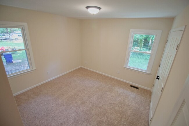 Building Photo - Beautiful 3 bed, 1/5 bath duplex in East R...