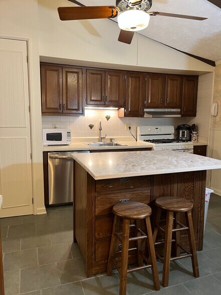 Building Photo - 210 Pinehurst Ln