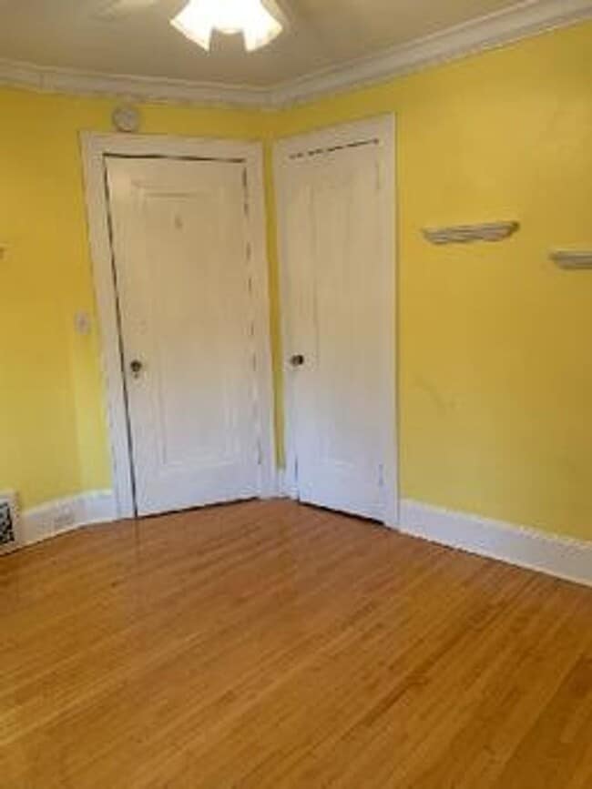 Building Photo - AVAILABLE AUGUST -  3 BED 2 BATH