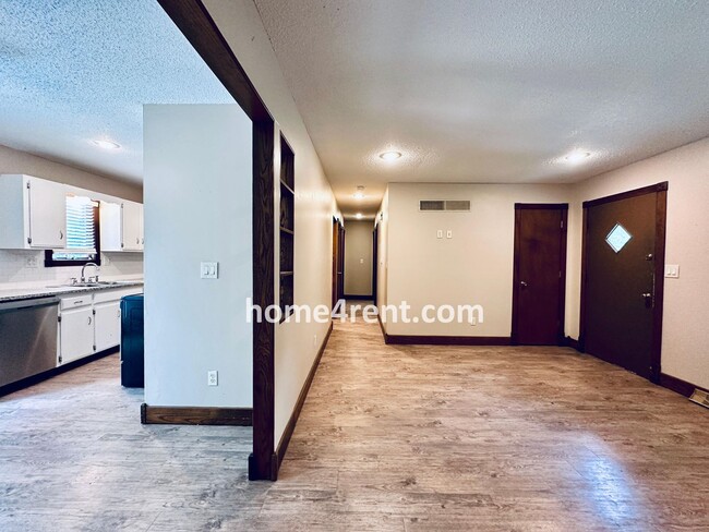 Building Photo - Fantastic Parkville Home and Updated Kitch...