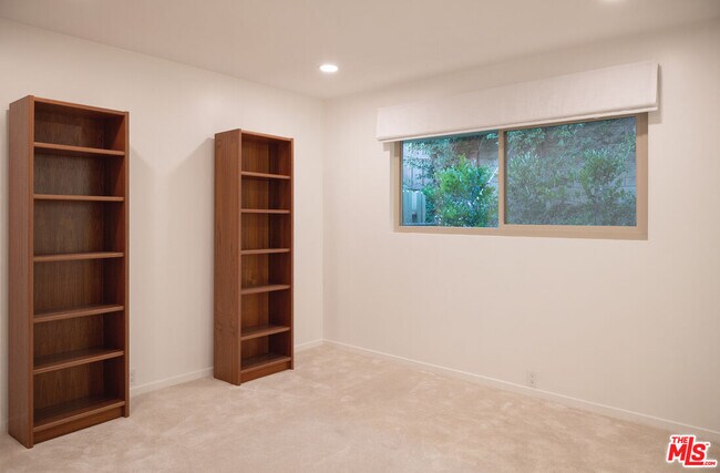 Building Photo - 2701 Lake Hollywood Dr