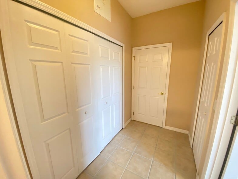 Building Photo - Beautiful 2/2 Condo in North Shore at Lake...