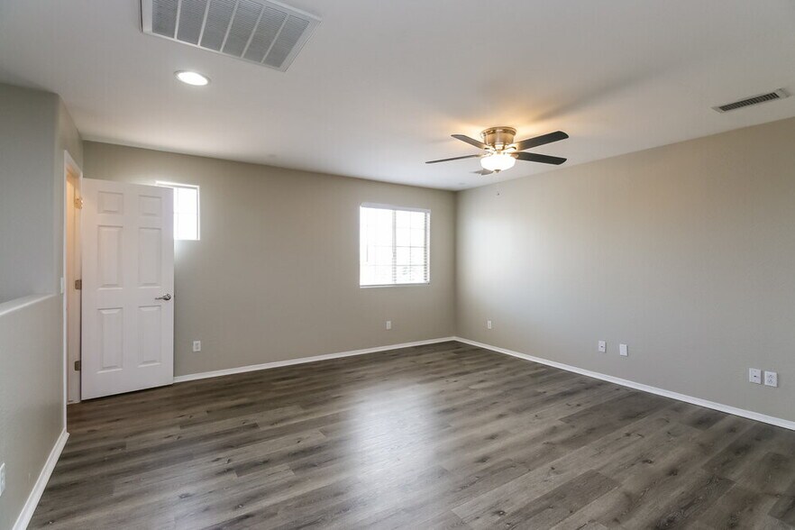 Building Photo - 41538 N Salix Dr