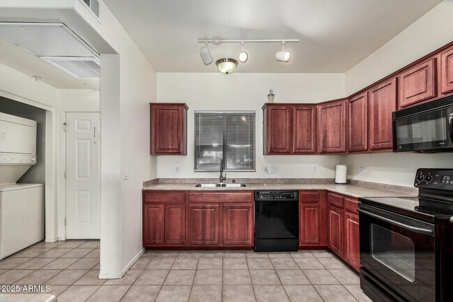 Building Photo - 920 E Devonshire Ave