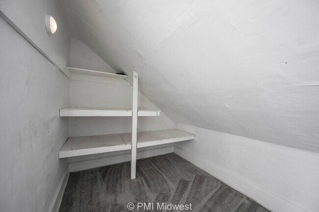 Building Photo - Charming 2-Bed, 2-Bath Duplex in Indianapolis