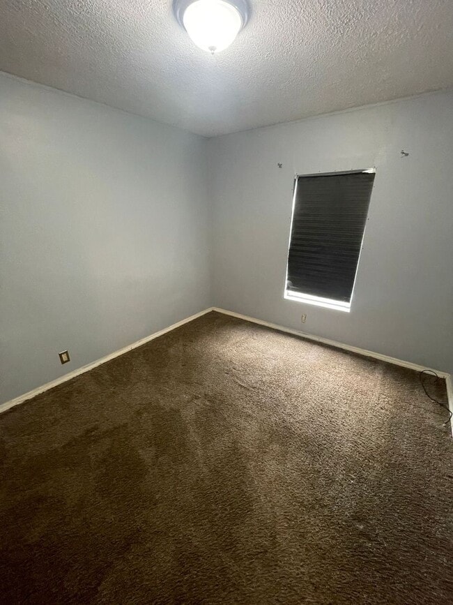 Building Photo - 3 BEDROOM LOCATED ON SHADED ACRE LOT