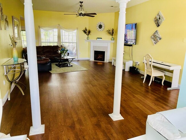living room - 732 Denise Dr