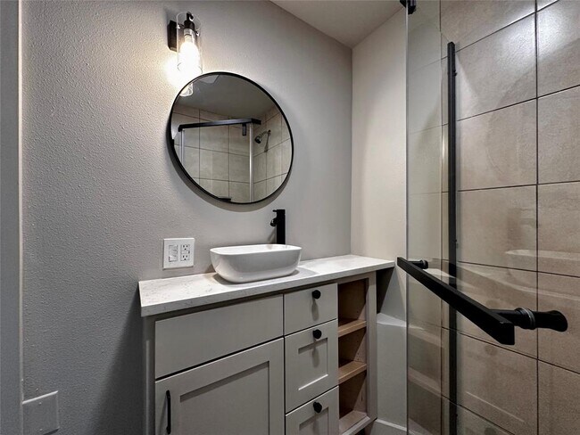 Building Photo - 914 E 39th St