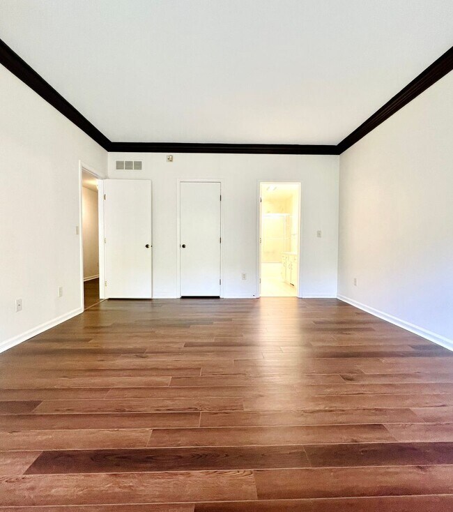 Building Photo - Lake Villa 4040- PLACEMENT