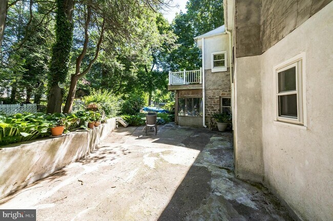 Building Photo - 800-2-802 E Cathedral Rd