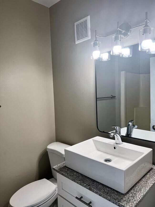 Building Photo - *** Apartment in South Oakland * Spacious & Renovated * Pet Friendly * Walk to Pitt * Exposed Bri...