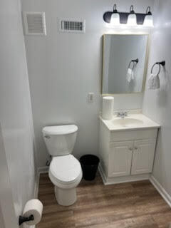 Building Photo - Beautiful Renovated Townhouse-Fully Furnis...