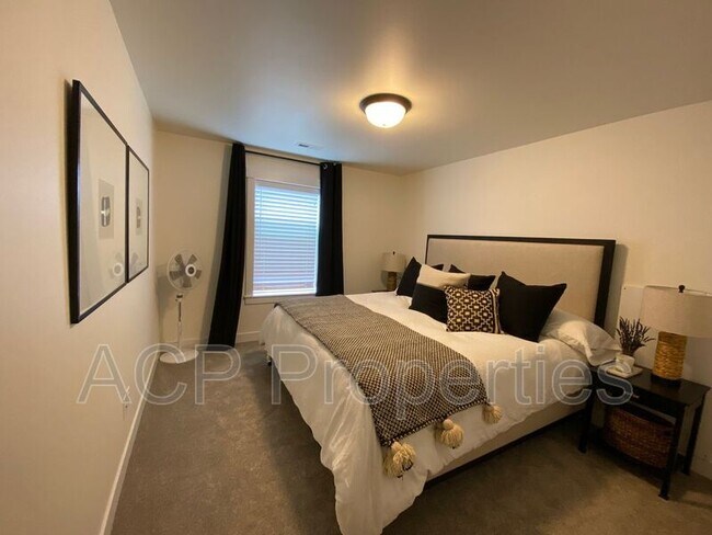 Building Photo - 1285 Salix Ln