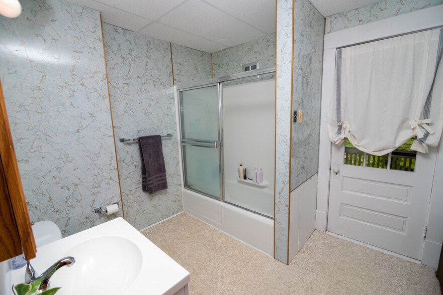 Building Photo - 308 E Linn St