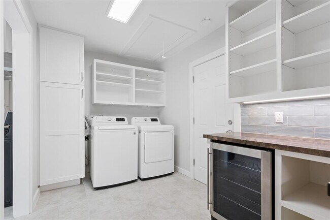 Building Photo - 5206 De Lange Ln