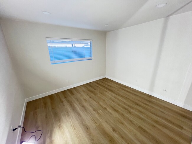 Building Photo - Beautifully Remodeled 1 Bedroom Condo in O...