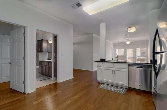 Building Photo - 910 W 25th St