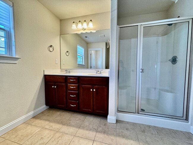 Building Photo - 4-Bedroom Home Ready 07-10-26!! Gourmet Kitchen - Fenced Backyard - Pet Friendly!