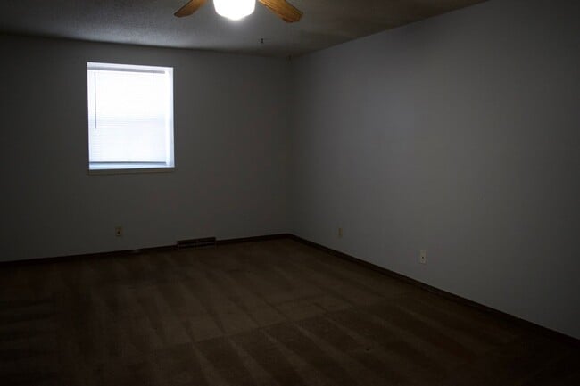 Building Photo - Affordable 3 Bedroom Duplex, SW Columbia!