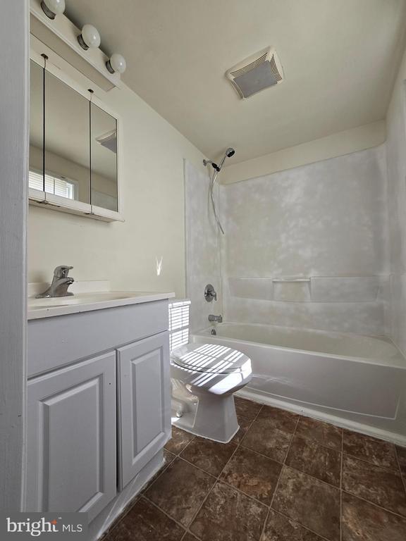 Building Photo - 76 Chestnut St