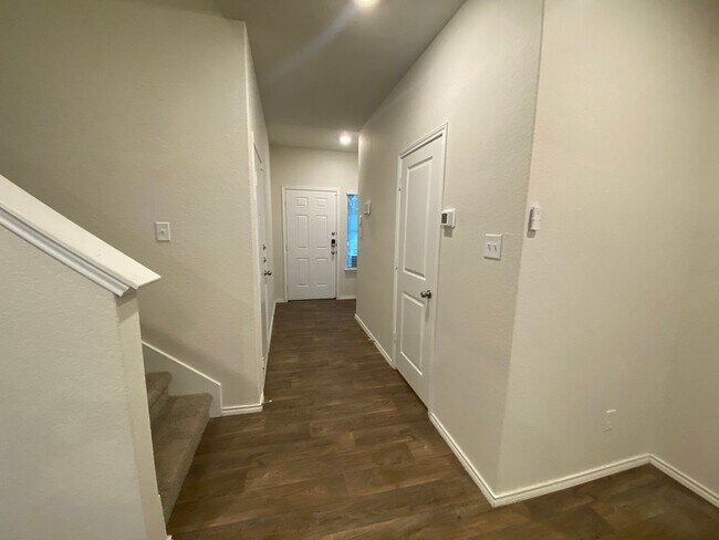 Building Photo - Beautiful 3 bed, 2.5 bath home!