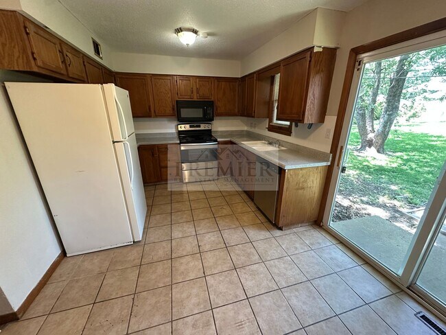 Building Photo - 8406 E 92 Pl