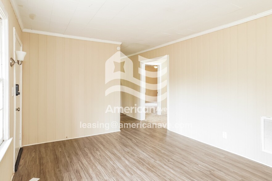 Building Photo - 2306 Redbud Ln