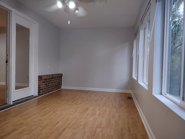 Building Photo - 2 bedroom 1.5 bath condo near ETSU