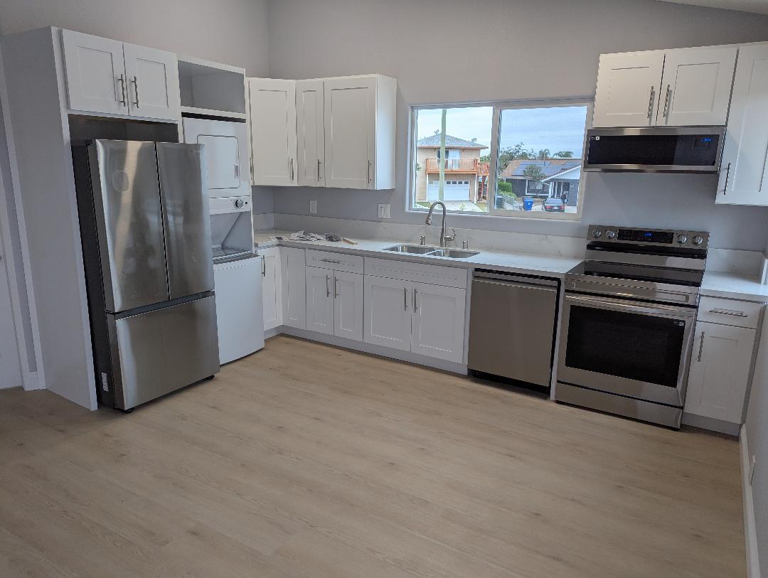 Large stainles kitchen and cabinets - 327 E Palomar St