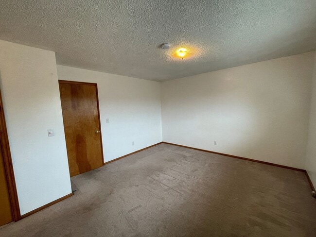 Building Photo - Charming 3 Bedroom, 2 Bath Home with Attac...