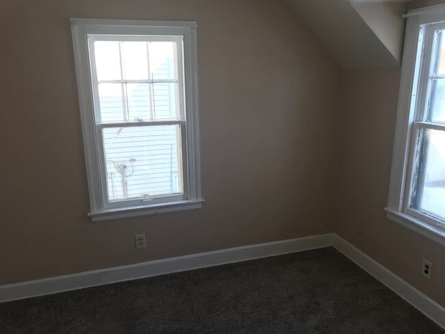 Building Photo - 323 Hillview Dr