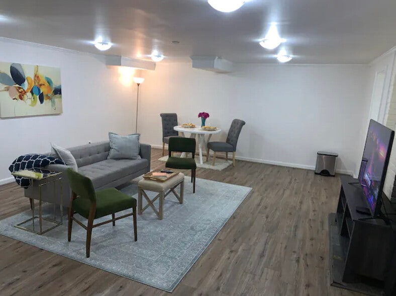 Family room - 9314 Cedar Ln