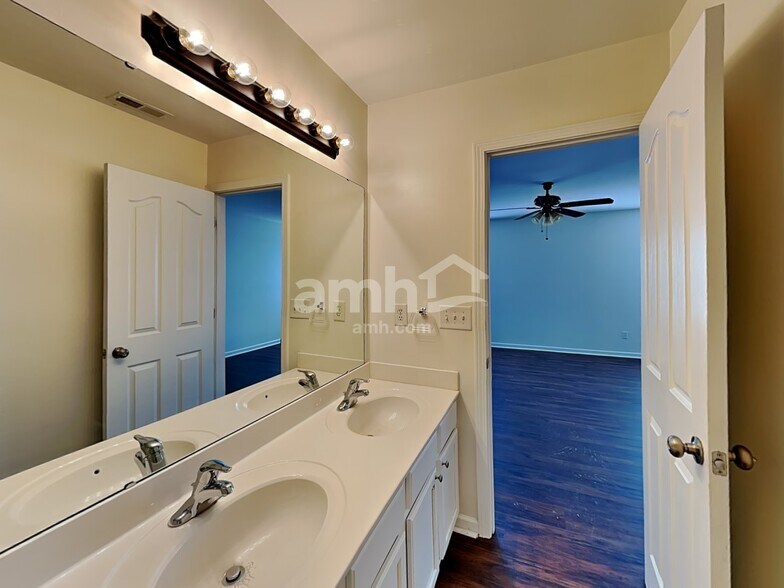 Building Photo - 1113 Garrison Rd