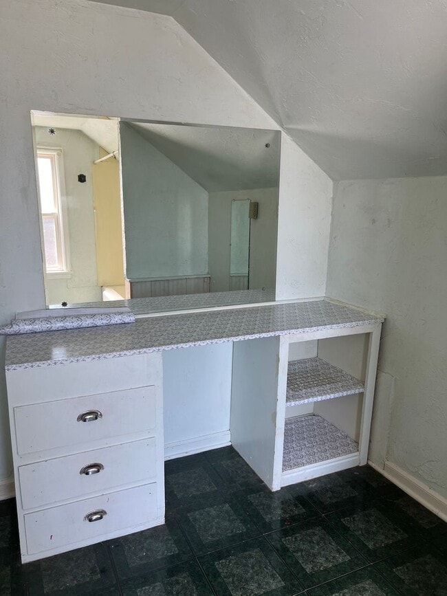 Building Photo - Charming 5 Bed, 2 bath home in the heart o...