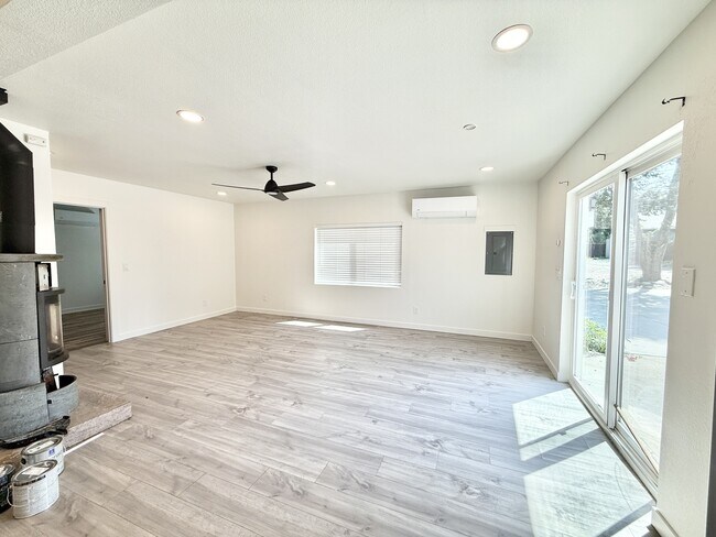 Building Photo - 2442 Mountain View Dr