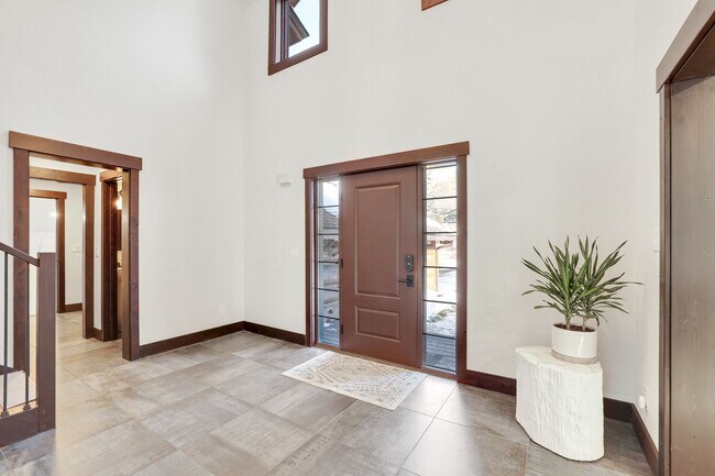 Building Photo - Luxury 3 bedoom/2.5 bathroom Home w/ Hot Tub