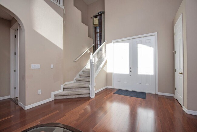 Building Photo - Large, Executive style 3/2.5 Lakefront/POOL Home in East Park of Lake Nona