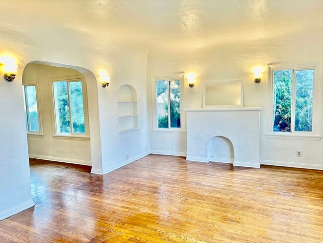 Building Photo - 1456 S Fairfax Ave