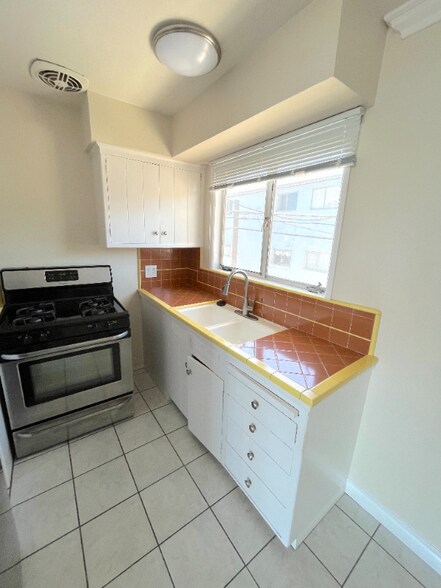 Building Photo - 250 Cliff Dr